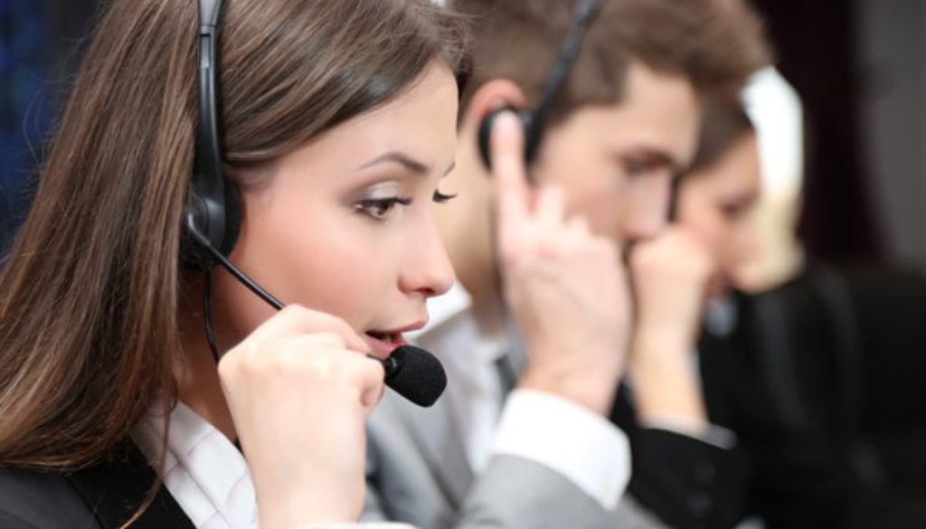 Agente con diadema brindando servicio de interpretación telefónica (OPI)